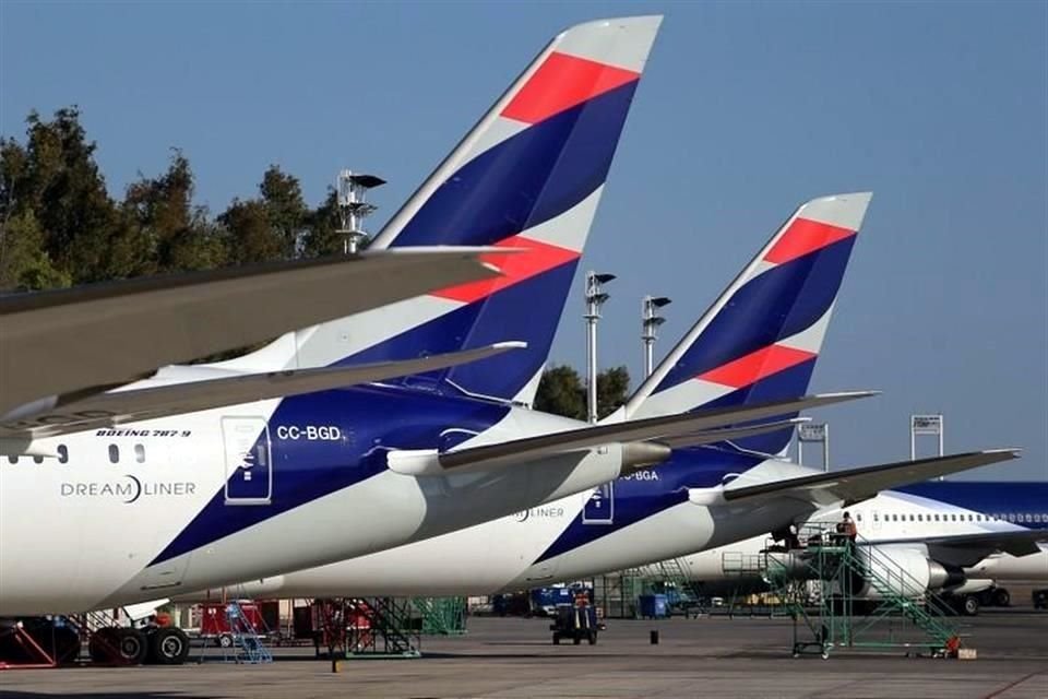 Latam Airlines, la aerolínea más grande en AL, pidió protección por bancarrota en EU, afectada por caída en vuelos por pandemia de Covid-19.