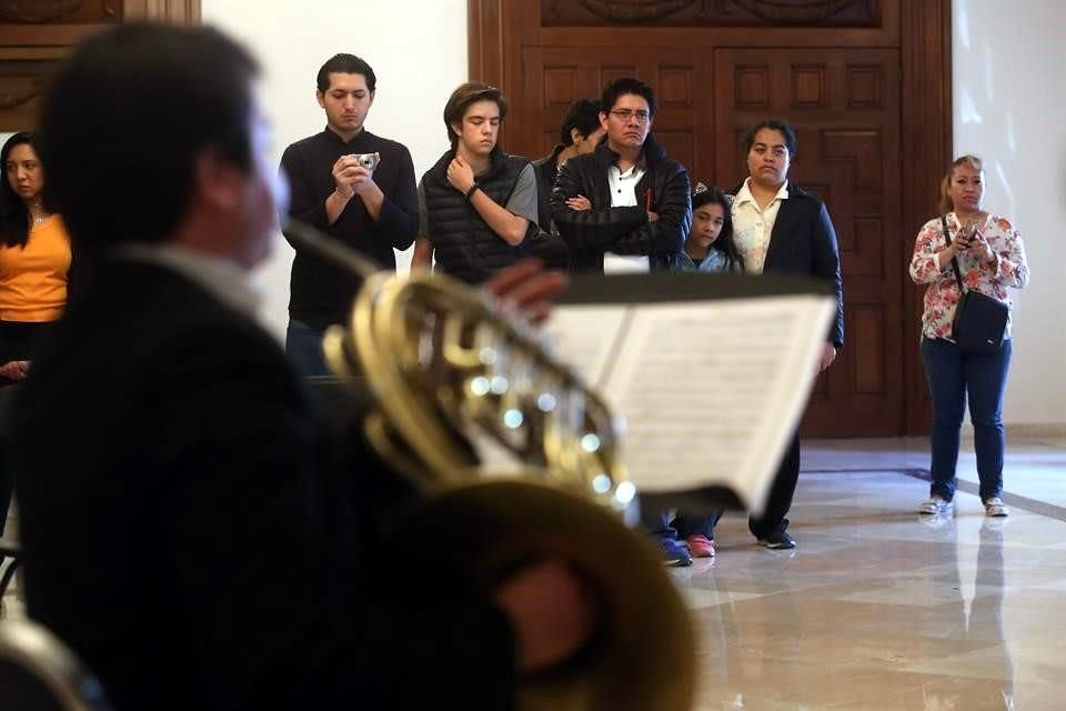 Alumnos de la Escuela Orquesta Carlos Chávez tocaron melodías en diferentes escenarios de Los Pinos.