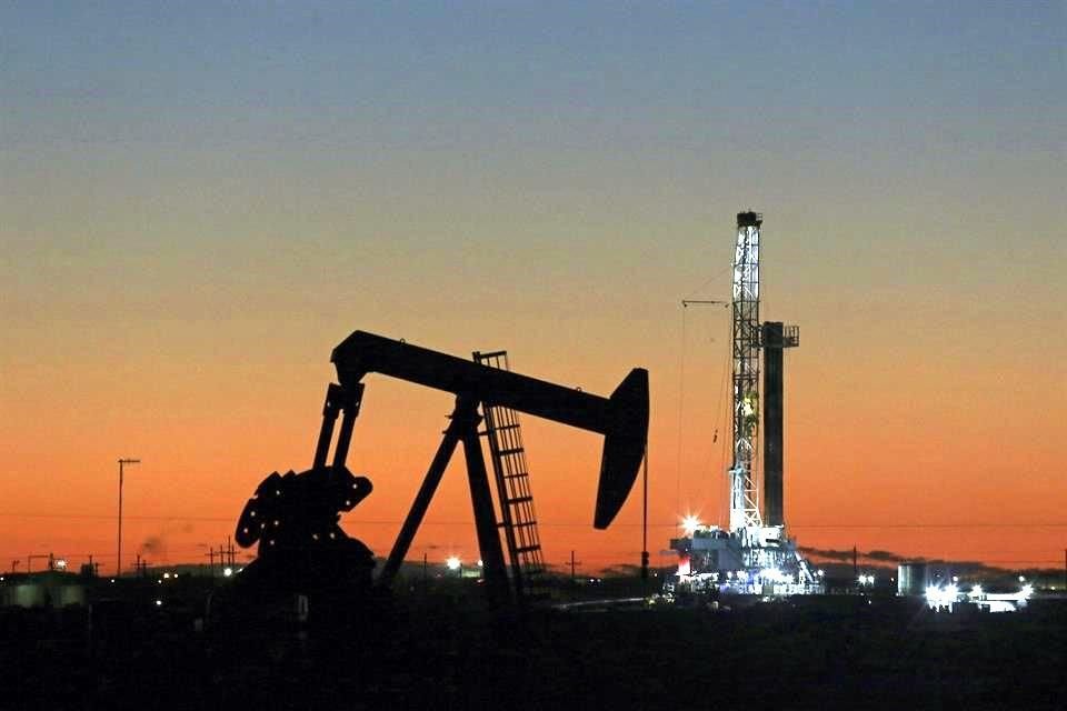 Después de anunciar los aranceles, el precio del WTI por tonel cotizaba a 53.58 dólares en la Bolsa Mercantil de Nueva York, y los índices Dow Jones, S&P 500 y el Nasdaq cedían 0.45, 0.41 y 0.60 por ciento respectivamente.