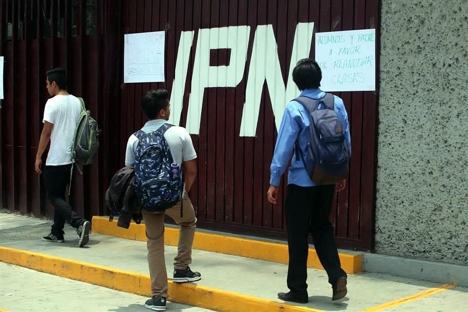 Un grupo de estudiantes entregó un pliego petitorio en la SEP dirigido al titular de la dependencia, Esteban Moctezuma, y al Presidente Andrés Manuel López Obrador.