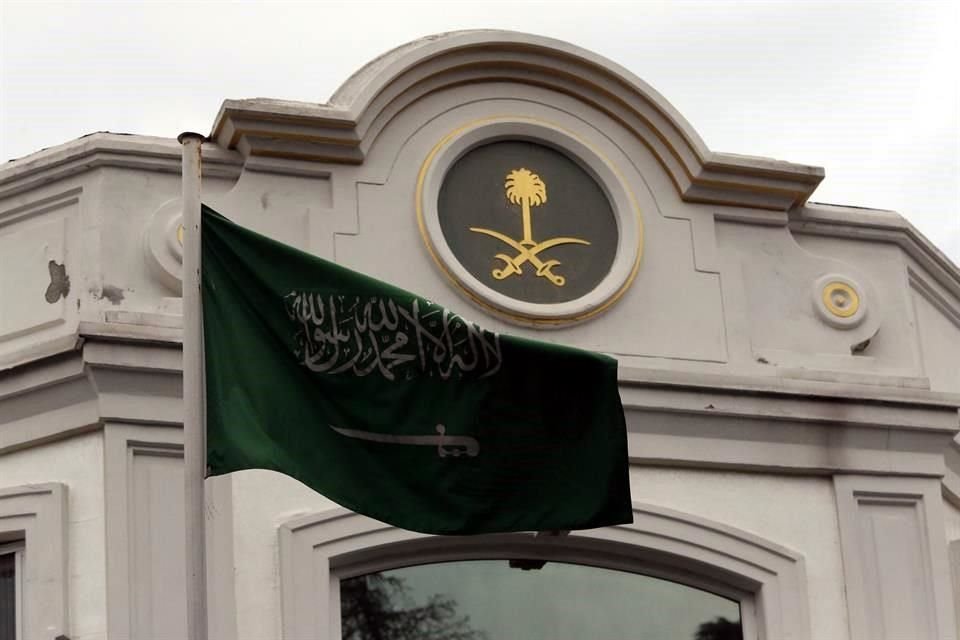 La bandera de Arabia Saudí ondea frente a la embajada de Estambul, donde fue asesinado el columnista Jamal Khashoggi.