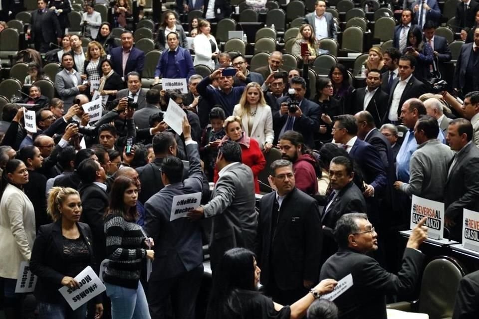 El PRI dejó la sesión tras el debate del tema.