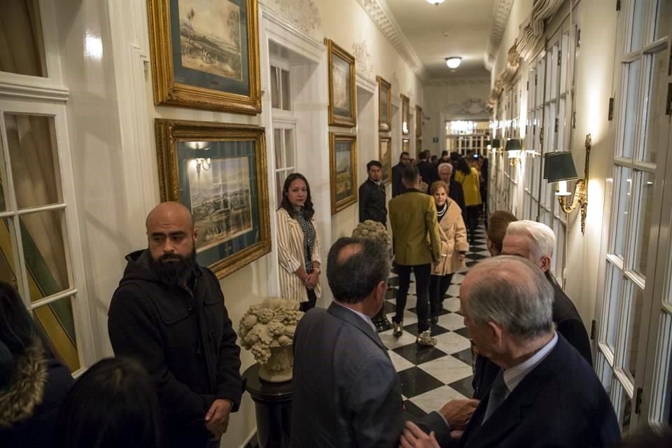 La apertura del espacio convocó a más personas de las que cabían; muchos siguieron la ceremonia desde una pantalla colocada en el corredor de la casona.