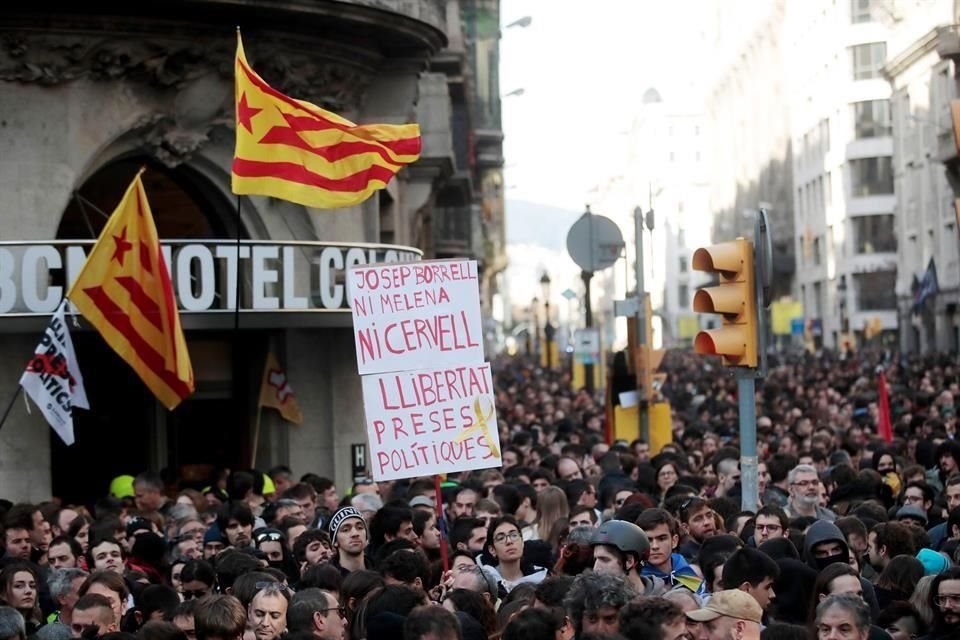 Manifestantes chocaron con la Policía por la llegada de la reunión de Ministros del Gobierno de España en Barcelona.