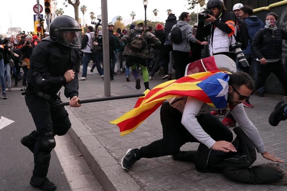 Manifestantes chocaron con la Policía por la llegada de la reunión de Ministros del Gobierno de España en Barcelona.