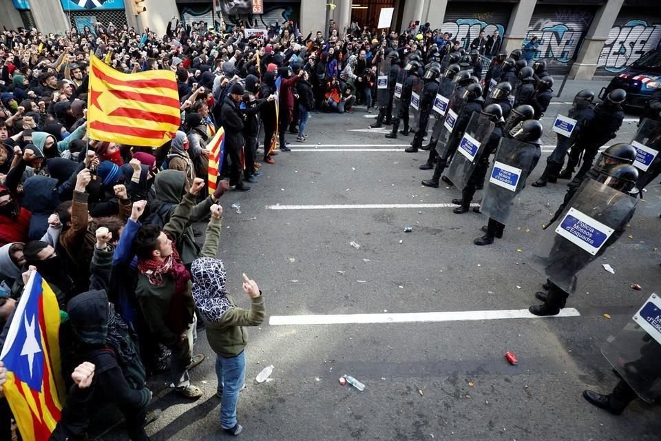 Manifestantes chocaron con la Policía por la llegada de la reunión de Ministros del Gobierno de España en Barcelona.