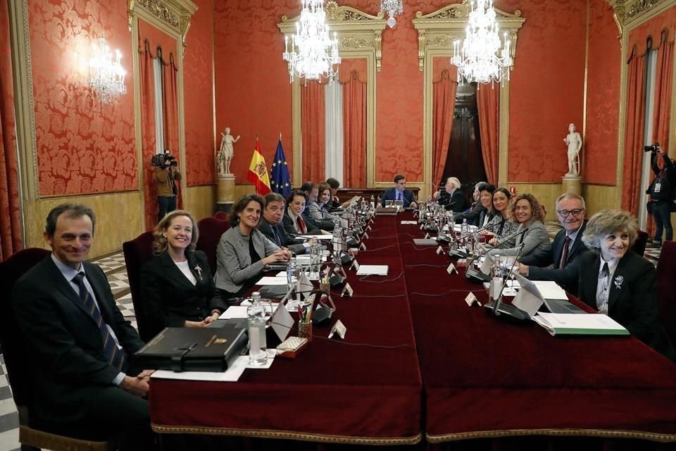 El presidente del Gobierno, Pedro Sánchez (c) junto a los miembros de su gabinete, durante la reunión del Consejo de Ministros que se celebra hoy en la Llotja de Mar de Barcelona.