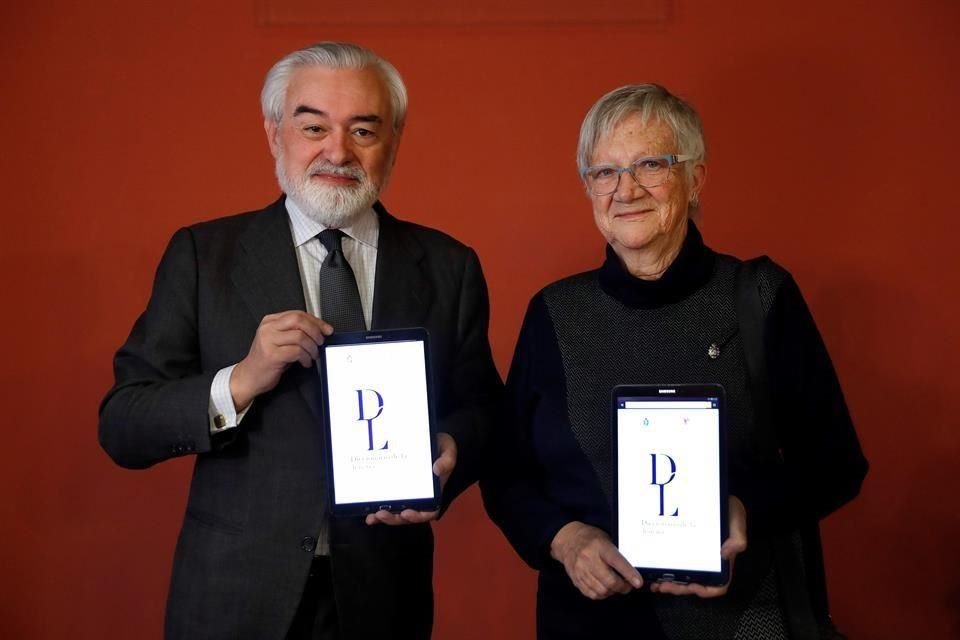 El director en funciones de la RAE, Darío Villanueva, y la académica directora del diccionario, Paz Battaner, durante la presentación de las nuevas palabras y modificaciones.