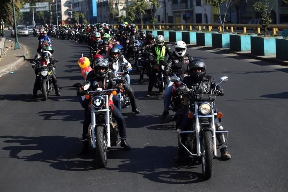 Motociclistas durante su rodada hacia el Hospital Pediátrico de Tacubaya, donde entregaron juguetes a niños.