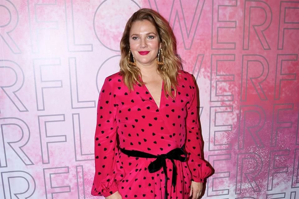 Drew Barrymore espera que con sus consejos de belleza las mujeres logren sentirse más atractivas y felices.