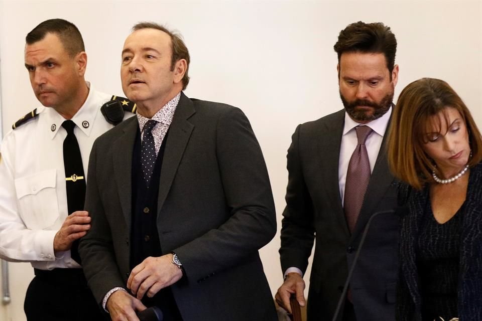 Kevin Spacey lució tranquilo en su primera cita ante la autoridad.