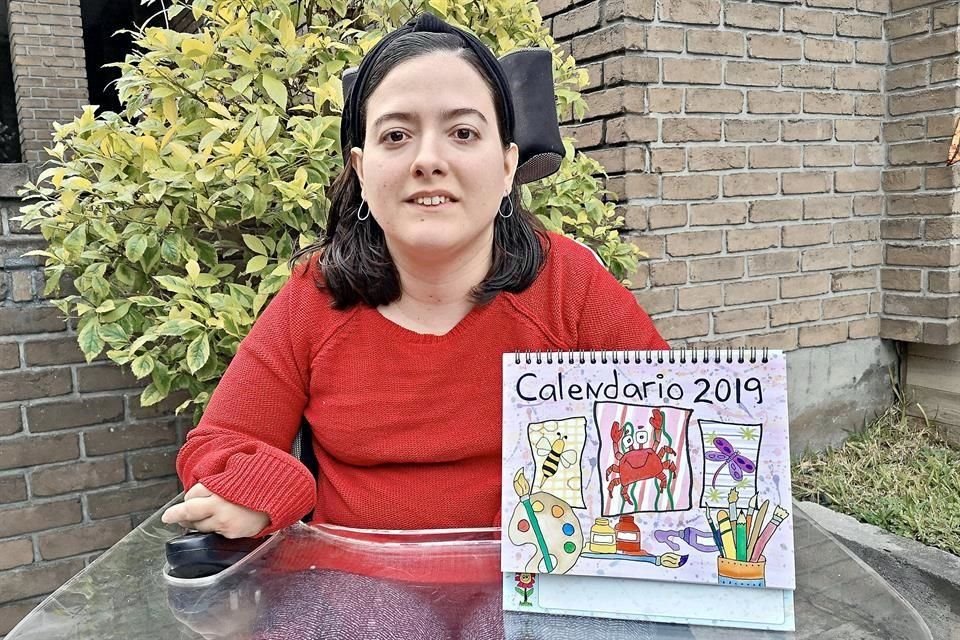 A Andrea le toma entre dos y tres meses crear las imágenes para su calendario.