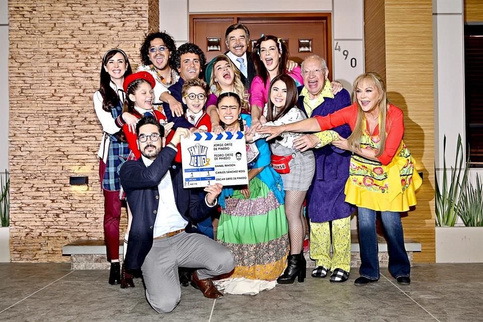 El martes iniciaron las grabaciones de la segunda temporada de la serie 'Una Familia de Diez Más Dos'.