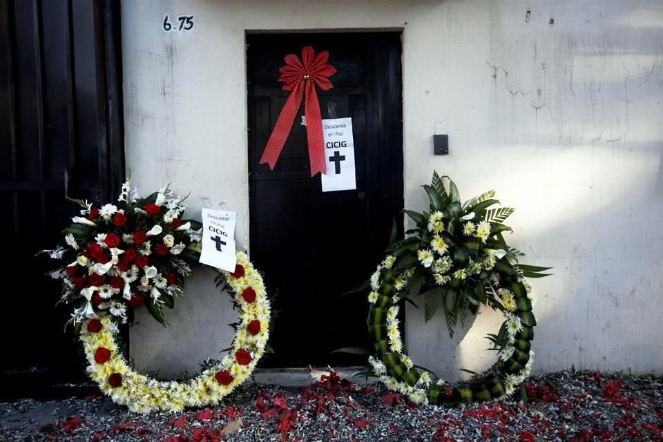 Arreglos florales funerarios fueron llevados a la sede de la Comisión, donde decenas acudieron para celebrar la decisión del Gobierno, mientras otros se manifestaban en contra.