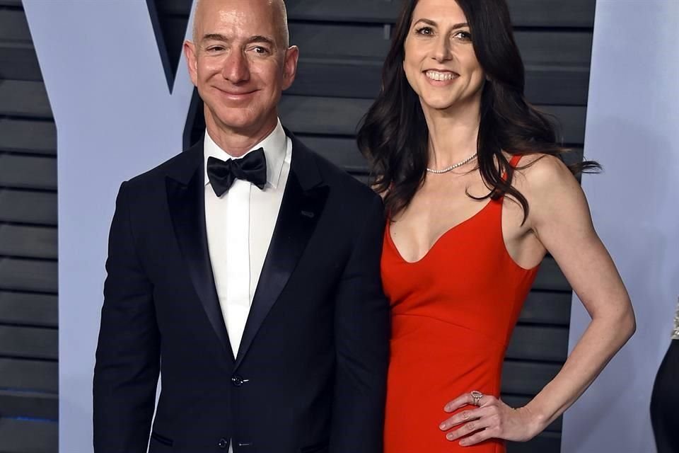 Jeff Bezos y su esposa MacKenzie Bezos anunciaron su divorcio tras 25 años casados.