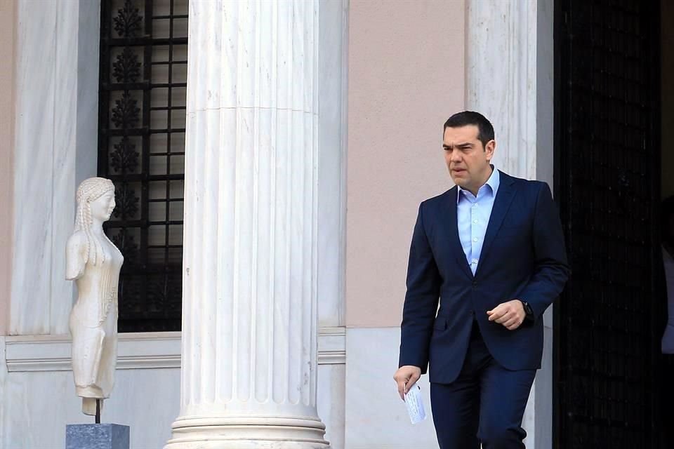 El Primer Ministro griego, Alexis Tsipras, se retira de la Mansión Maximos luego de una reunión con Panos Kammenos, saliente ministro de Defensa griego y líder de Griegos Independientes (ANEL).