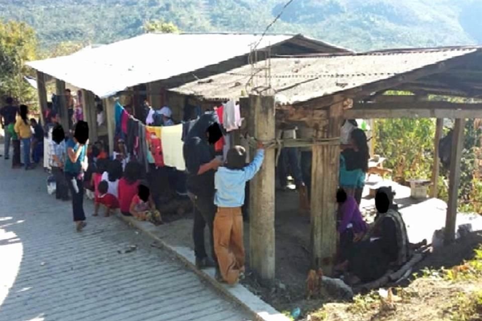 Las familias desplazadas se refugiaron en 11 campamentos. Algunos sólo estaban construidos con lonas y madera; otros tenían láminas y algunos muros.