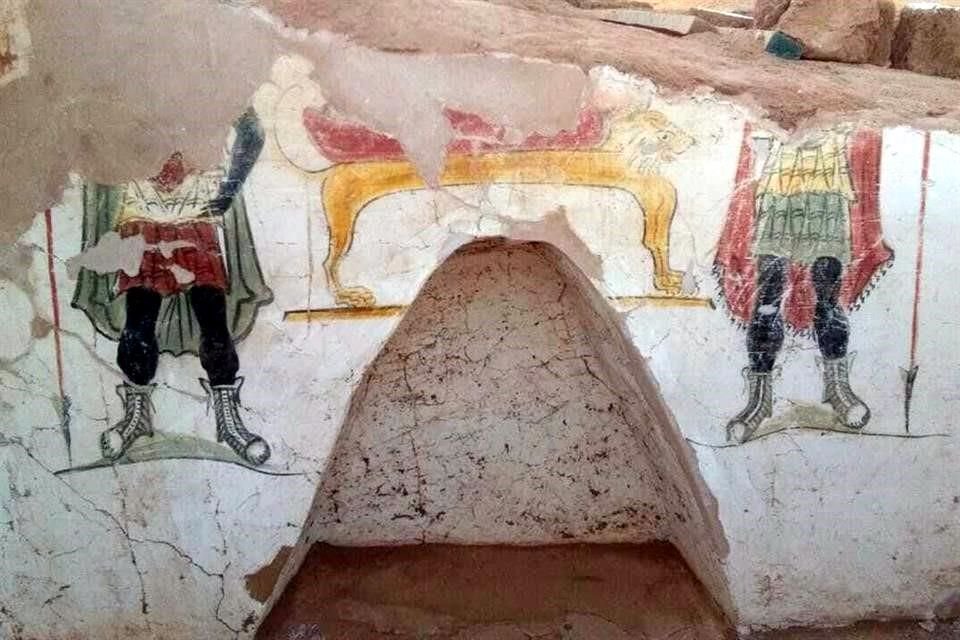 En el interior de las tumbas, los arqueólogos hallaron restos humanos y fragmentos de alfarería. Las paredes estaban decoradas con pinturas de colores vivos.