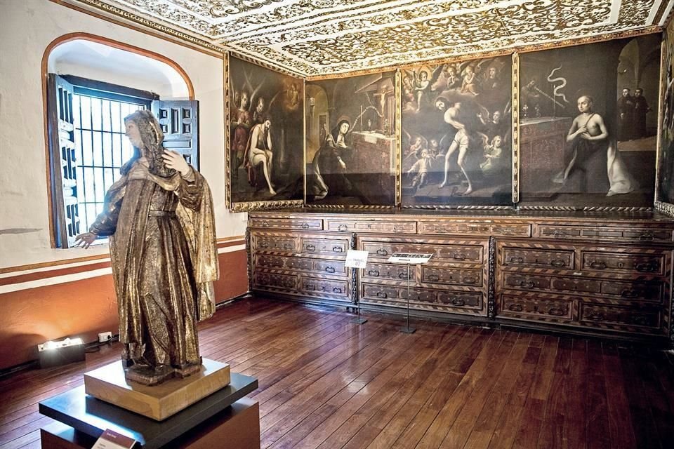 El Museo de El Carmen resguarda un acervo artístico que incluye obras de artistas novohispanos como Cristóbal de Villalpando, Miguel Cabrera y Juan Correa.