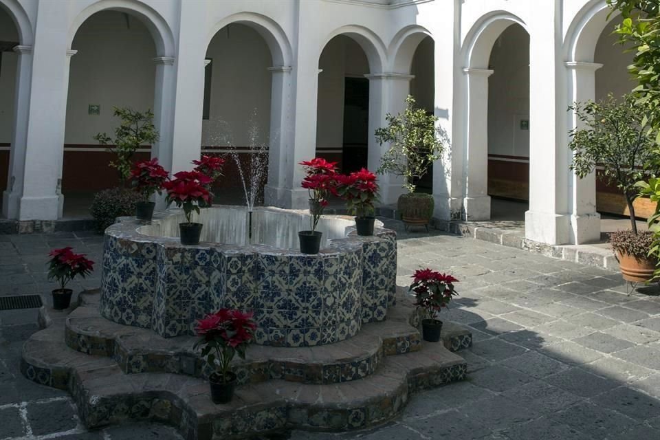 Fue edificado por frailes carmelitas descalzos en el siglo 17 como convento y escuela.