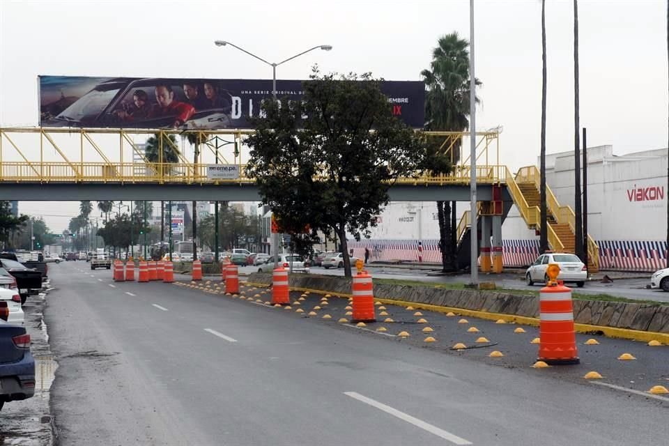 Desde hace días, los conductores que circulan por la Calzada Madero se topan con un cierre... y también con señalamientos que sólo confunden.