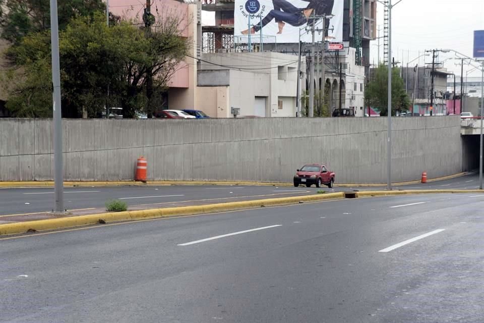 Pero los trafitambos fueron dejados en el paso inferior señalado, aunque pegados a los muros, y en un cuerpo de Madero, en donde obstruyen un carril.