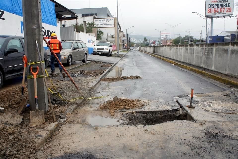 Pero en donde no han terminado unos trabajos para el cambio de una línea subterránea de energía, es en la lateral sur del paso a desnivel de Madero y Pablo González.