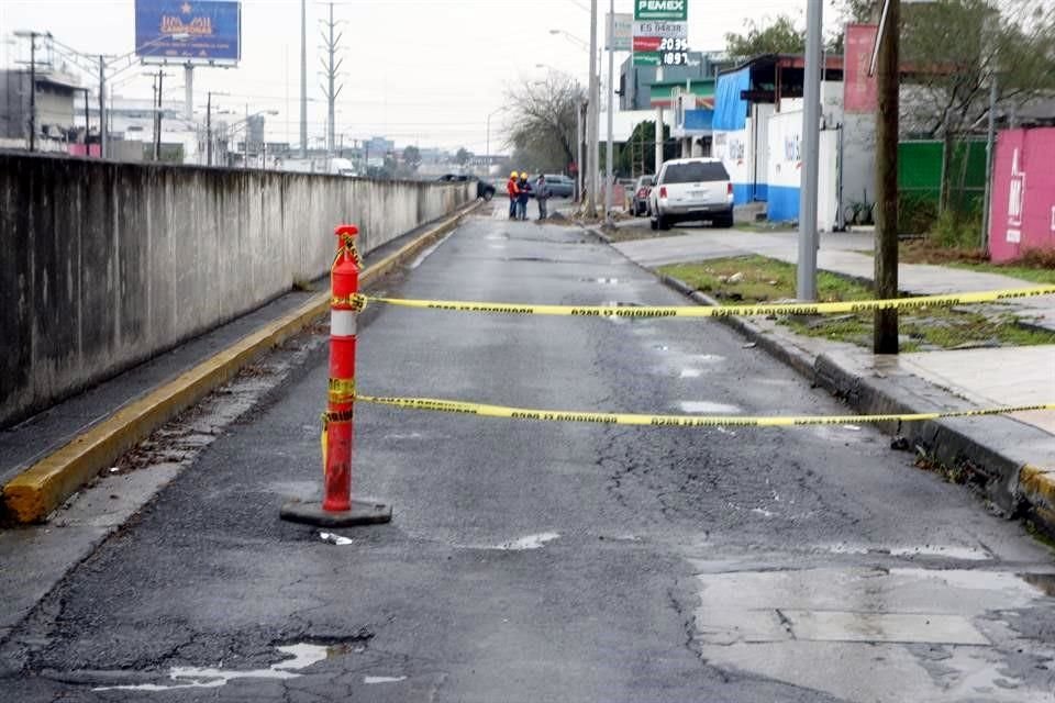 Por estos trabajos se mantiene cerrada la lateral, originando largos rodeos a los automovilistas.