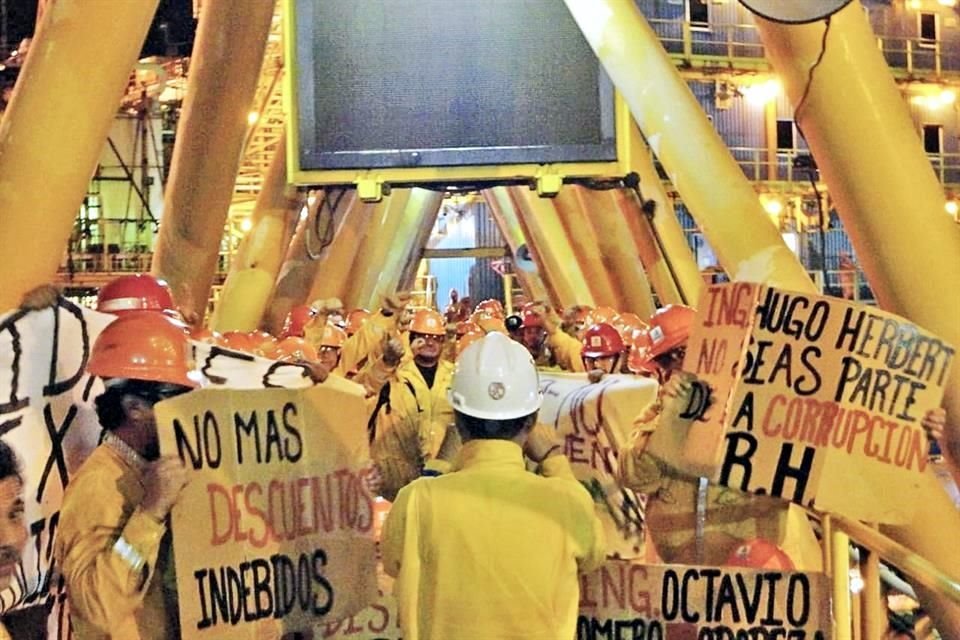 Trabajadores disidentes del sindicato petrolero en Campeche acusaron aumento indebido en el pago de cuotas sindicales y denunciaron que el líder de la Sección 47 cobra moches para dejarlos trabajar.