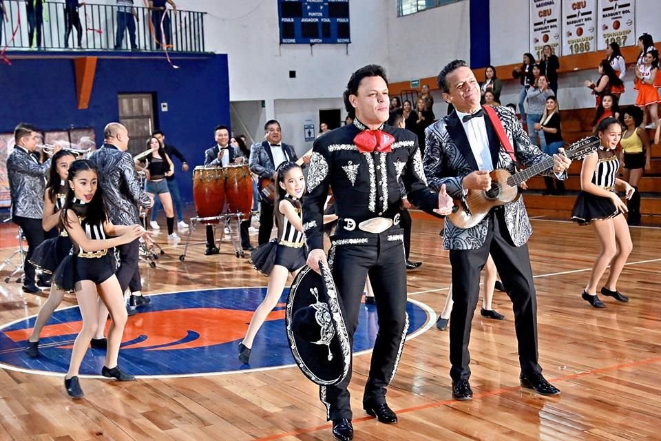 En el tema 'La Pelusa', el cantante fusiona su estilo ranchero con la cumbia del grupo Súper Lamas.