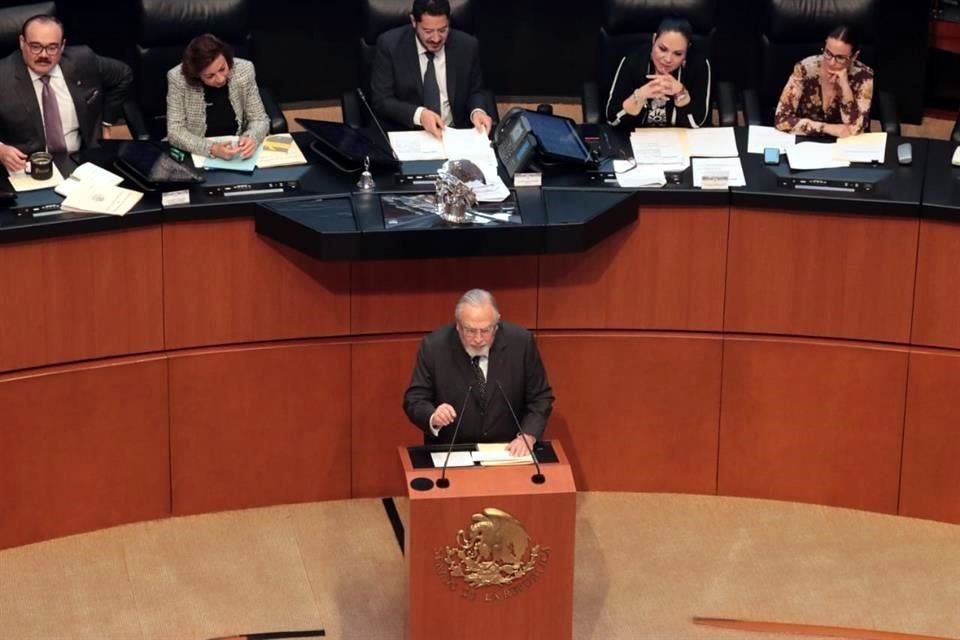 Bernardo Bátiz, uno de los tres aspirantes a la Fiscalía General de la República, comparece ante el Pleno del Senado.