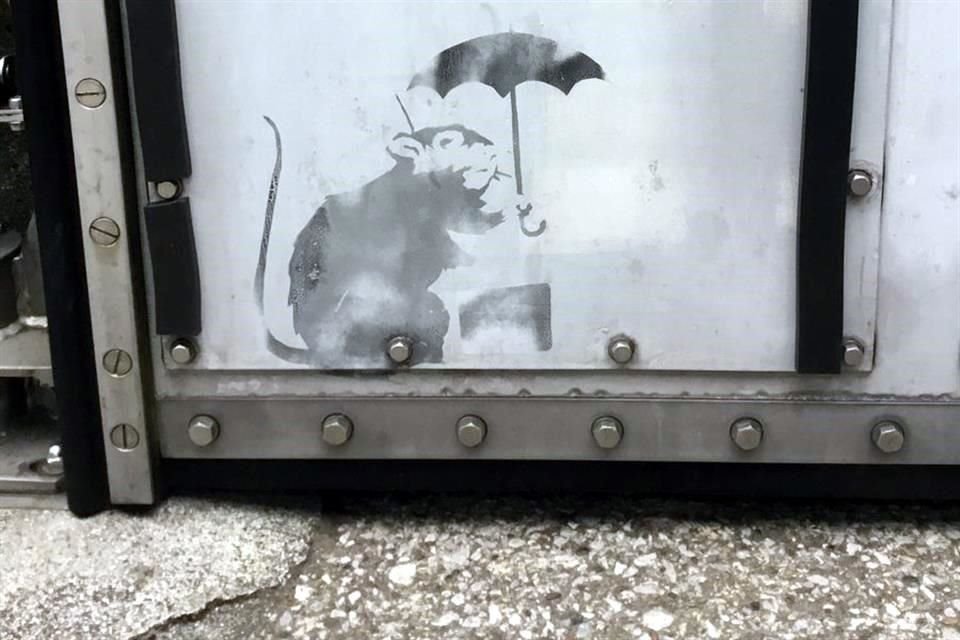 El grafiti es muy similar a otros del artista urbano británico.