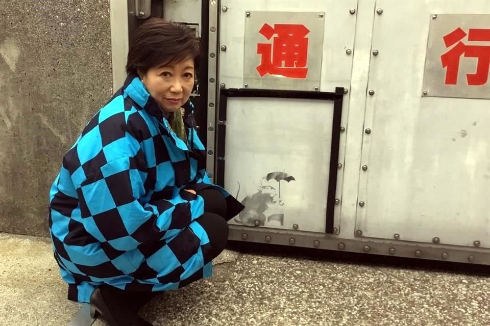 La Gobernadora de Tokio, Yuriko Koike, publicó la obra de Banksy hallada en dicha ciudad.