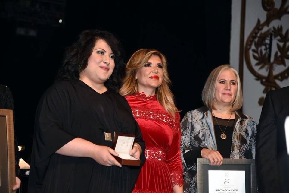La soprano María Katzarava recibió la Medalla Alfonso Ortiz Tirado de parte de la Gobernadora de Sonora, Claudia Pavlovich.