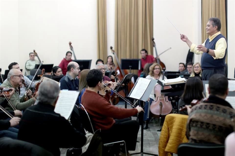 El maestro Eduardo Diazmuñoz ensayó ayer con la Orquesta Sinfónica de la UANL.