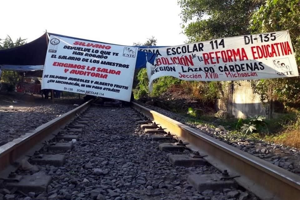 El magisterio disidente bloquea desde hace 14 das las vas del tren en Michoacn.