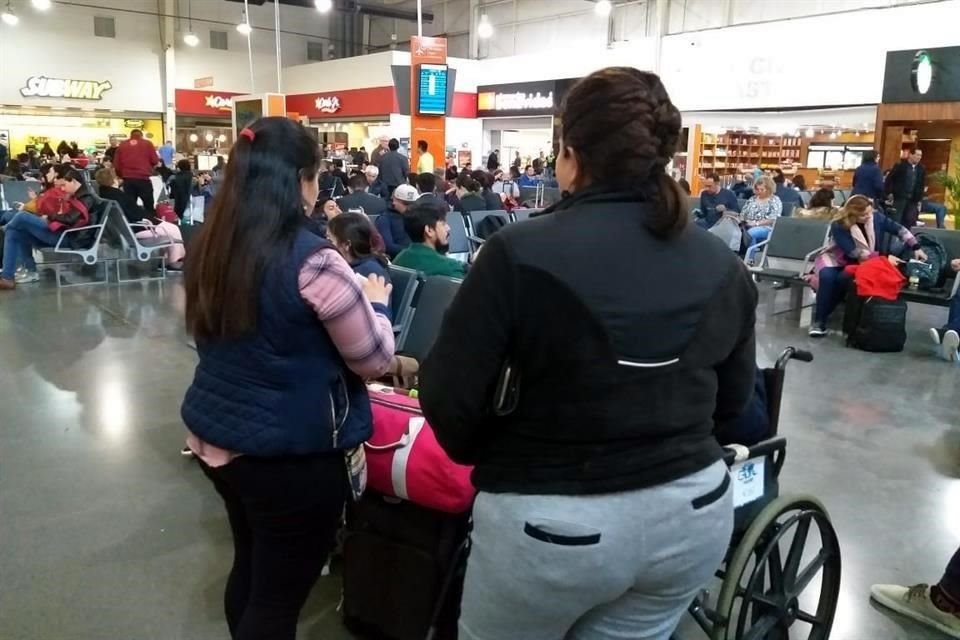 Por revisiones a aviones, pasajeros de Viva Aerobús permanecieron varias horas en el Aeropuerto Internacional de Monterrey. 