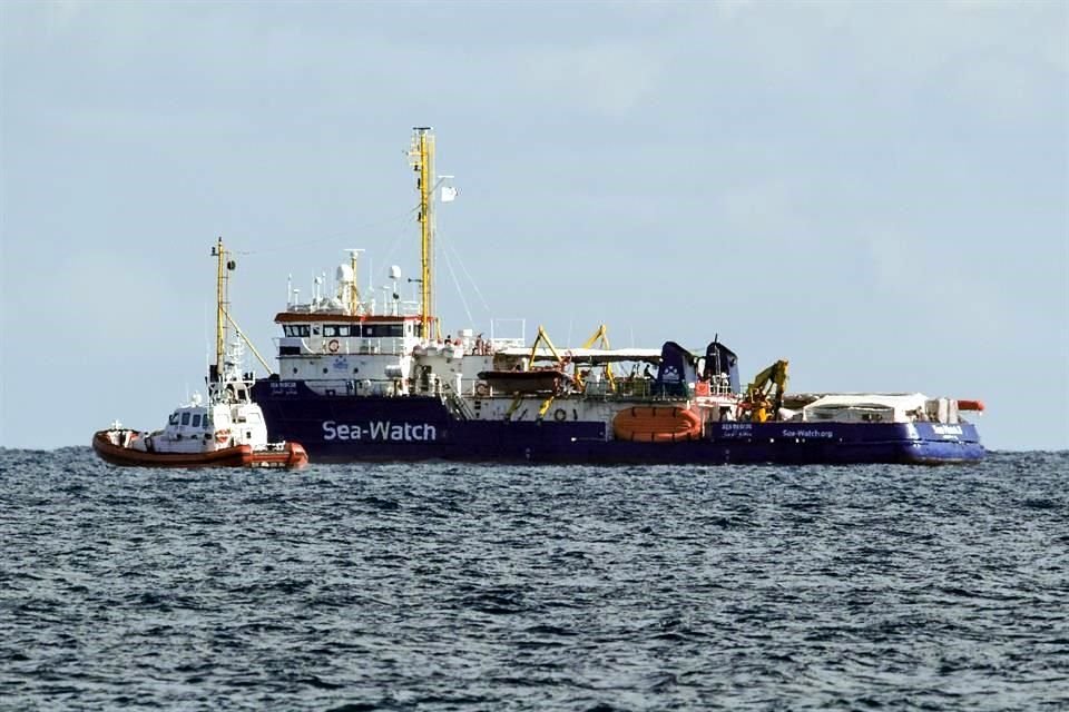 La guardia costera patrulla el barco con migrantes Sea-Watch en la costa de sicilia.