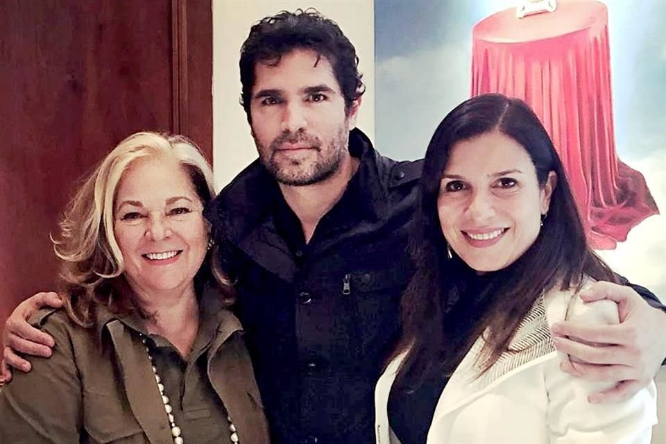 El también productor se reunió el fin de semana en Monterrey con la promotora cultural Liliana Melo de Sada (izq.) y su amiga Lorenia Canavati.