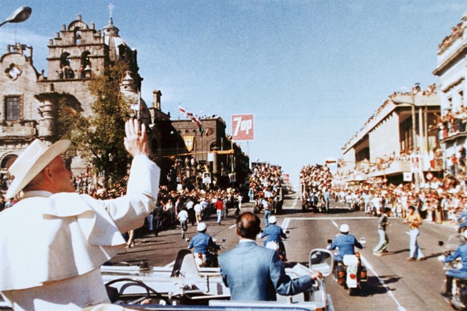 Ese mismo día hizo un recorrido desde el Centro de Guadalajara a la Basílica de Zapopan.  