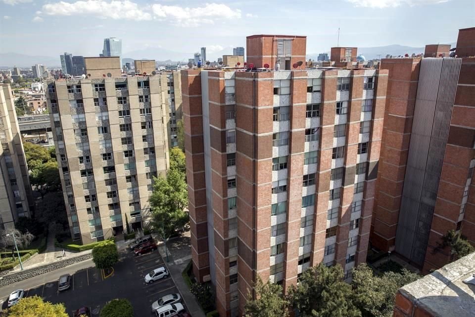 Los arquitectos Abraham Zabludowsky y Teodoro González de León, quienes diseñaron el complejo habitacional, invitaron a Goeritz a intervenir la plaza.