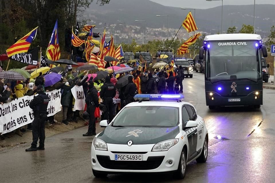 Autoridades españolas trasladaron a nueve líderes separatistas de cárceles en Cataluña a Madrid para su juzgar su actividad política.