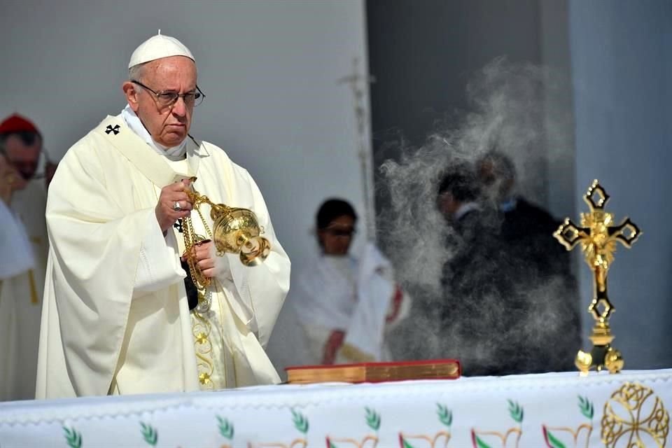 El Papa Francisco oficia, este martes, una misa multitudinaria en la ciudad deportiva Zayed en Abu Dabi.