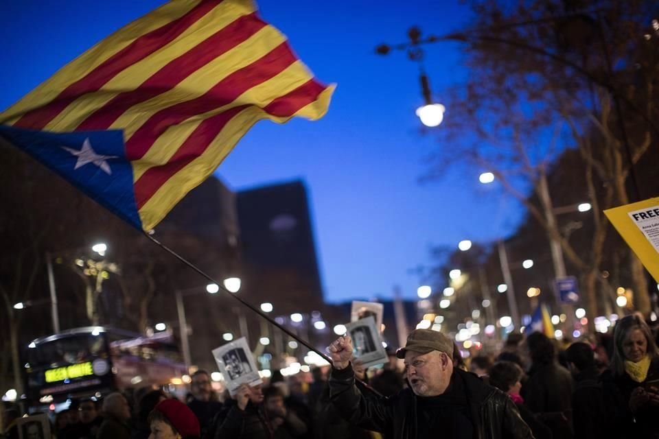 El Gobierno español intenta iniciar un proceso de diálogo con Cataluña, pero la presión por parte de la derecha es cada vez más agresiva.