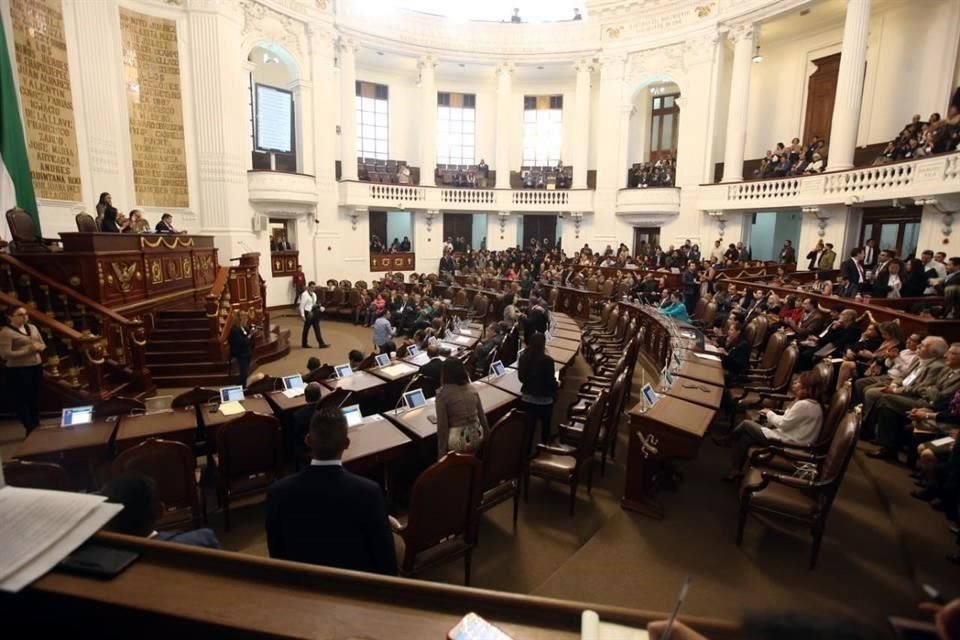 A más de dos años que pidió licencia tras ocupar el cargo sólo por pocas semanas, la diputada priista Edna Mariana Gutiérrez se reintegró a los últimos meses de la Primera Legislatura del Congreso de la Cuidad de México