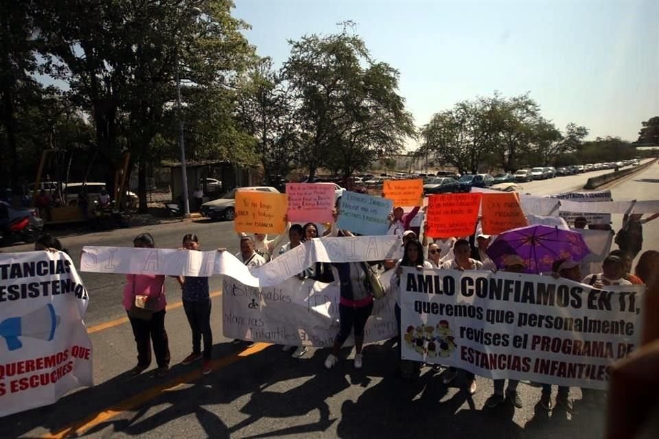 Los manifestantes apostados a un costado de la  carretera Cuernavaca-Iguala.