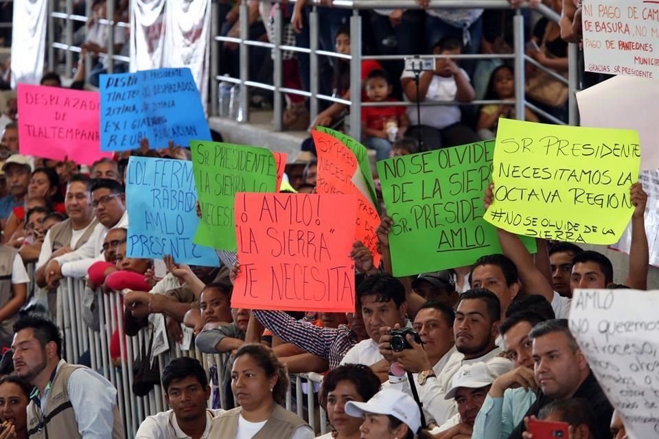 Decenas de pobladores se manifestaron por la violencia, la pobreza y la inseguridad en sus comunidades en Guerrero.