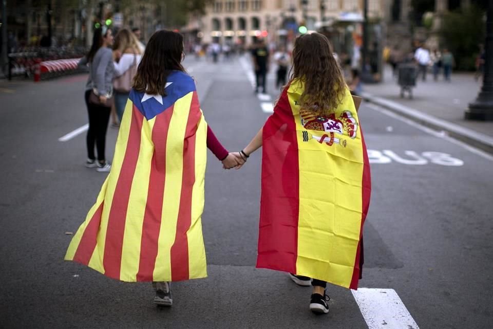 Dos adolescentes con banderas de España y la 'estelada' de Cataluña durante una manifestación proindependentista en 2017.