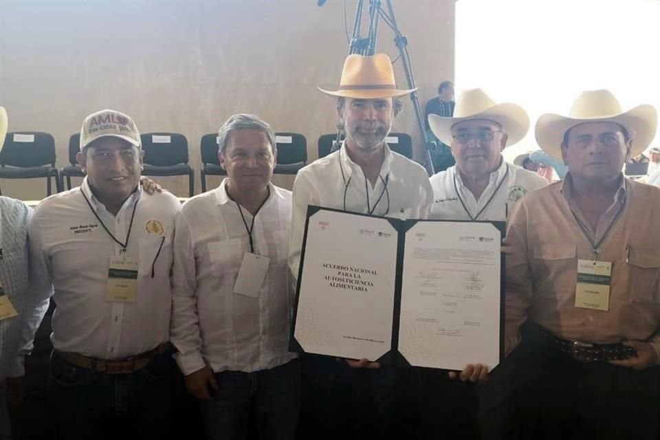 Bosco de la Vega (al centro), presidente del Consejo Nacional Agropecuario, durante la firma del Acuerdo Nacional para la Autosuficiencia Alimentaria.