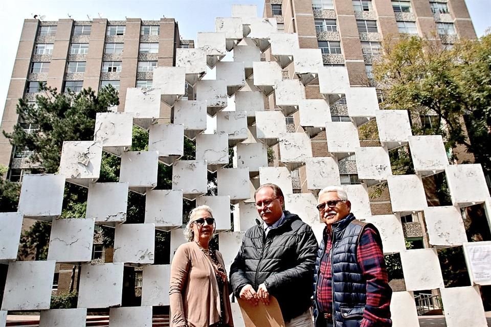 El hijo del arquitecto Goeritz se reunió con los vecinos de la unidad Torres de Mixcoac.